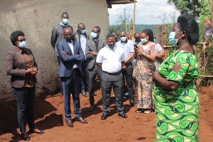 Ubuyobozi bwa IPRC-Huye ni bwo bwamushyikirije iyo nka 