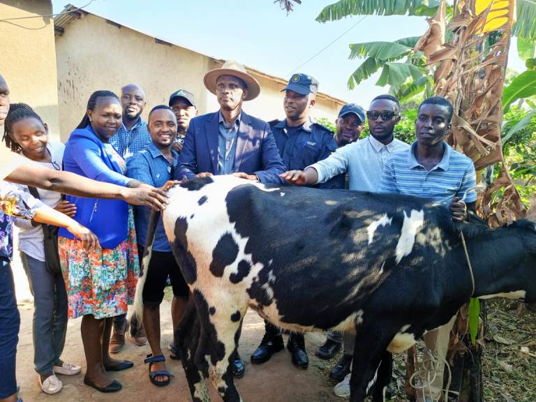 Abanyamakuru bo mu Majyepfo hamwe na Joseph Sendakize bagabiye ndetse n'umuyobozi wa Polisi mu Karere ka Ruhango