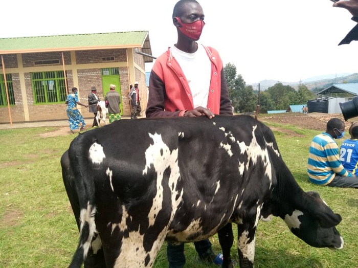 Shumbusha yashimiye urwo rubyiruko rwamuhaye inka