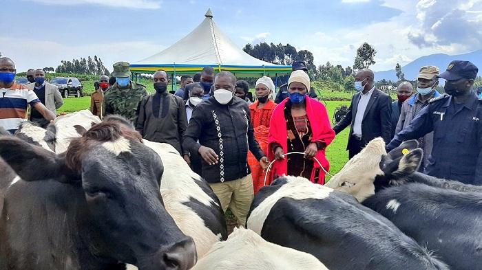 Minisitiri Gatabazi mu gikorwa cyo gushyikiriza inka abaturage mu Murenge wa Bugeshi