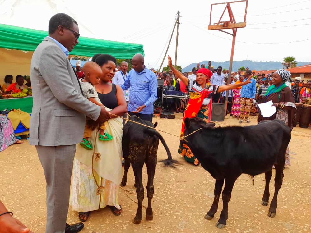 Bamwe mu bagore bo mu cyaro bahawe inka