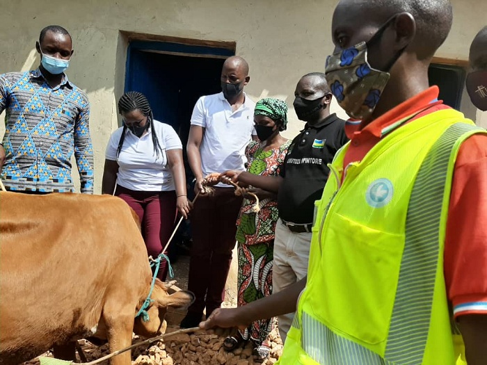 Nyinawumuntu yaturutse i Kigali aho asigaye aba ajya kwifatanya n'urubyiruko rw'abakorerabushake ba Murambi kugabira umubyeyi wamwonkeje