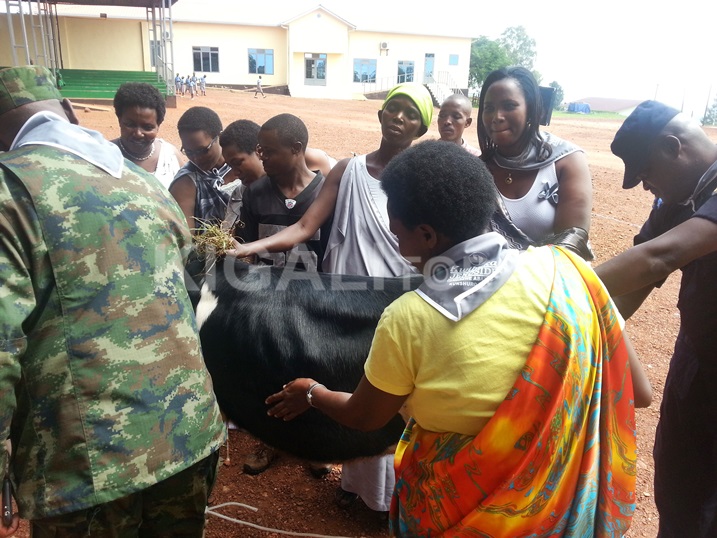 Inka yahawe umupfakazi wa Jenoside ngo ni ikimnyetso cyuko adakwiye kwheba ko ari kumwe n'Abanyarwanda.