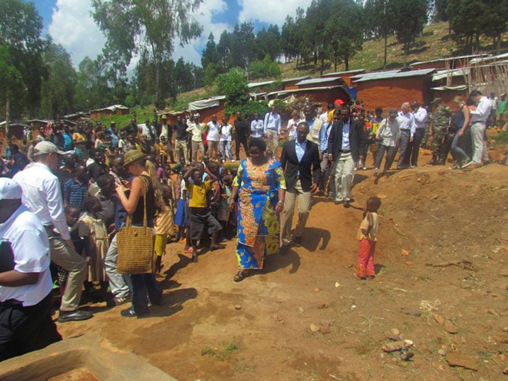 Minisitiri Mukantabana hamwe n'abahagarariye imiryango mpuzamahanga baganira n'impunzi mu nkambi ya Nyabiheke.