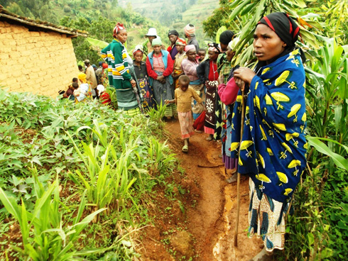 Nyiraminani (uhagaze imbere) n'abana bane bari kumwe babashije kurokokera muri iyo nzu.