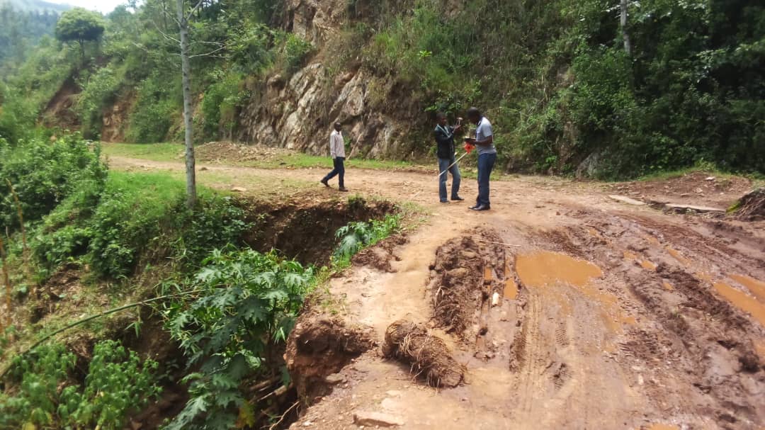 Inkangu zangije umuhanda bituma abaturage batabasha guhahirana