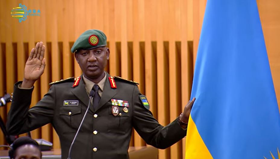 Major General Alex Kagame uherutse kugirwa Umugaba w'Ingabo z'Inkeragutabara, na we yarahiye