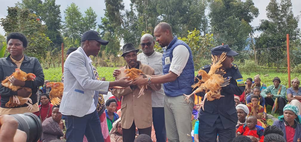 Abaturage bahabwa inkoko ziri mu kigero cyo gutera amagi