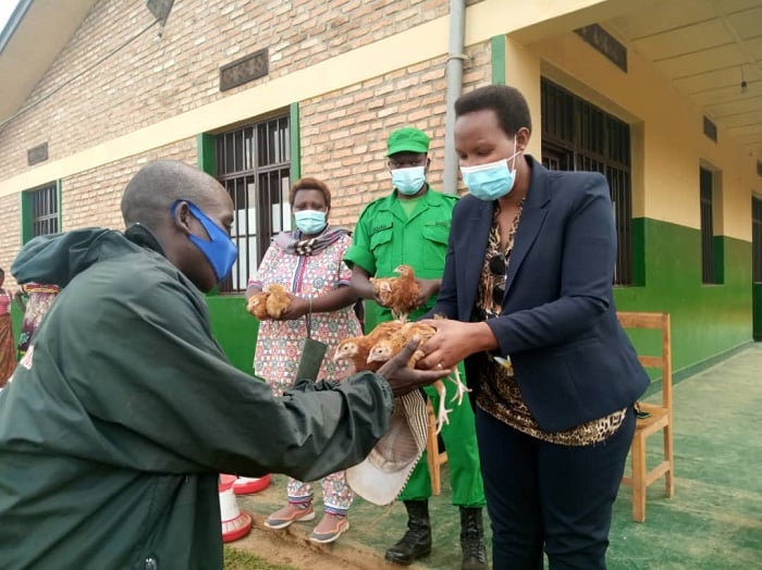 Visi Meya Colette Kayitesi yafashije Dasso gutanga inkoko ku baturage batagiraga itungo na rimwe