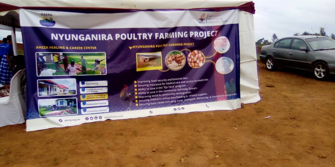 Abanyamuryango ba GAERG batanze amatungo magufi binyuze mu mushinga wabo bise 'Nyunganira Poultry Farming Project'