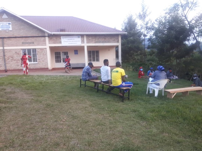 Abaturage bari bitabiriye inama ya Koperative, umuyobozi w'akagari (hirya kuri Moto) arangije kubasezerera no kubabwira ko inama itakibaye