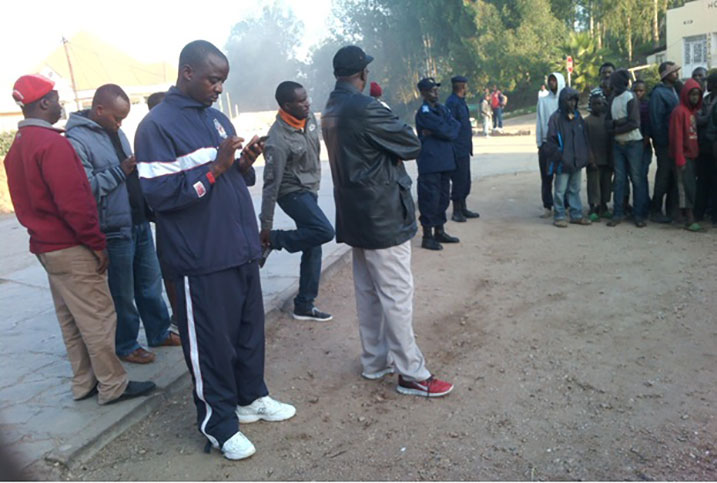 Abantu babuze icyo bakora ngo bazimye umuriro.
