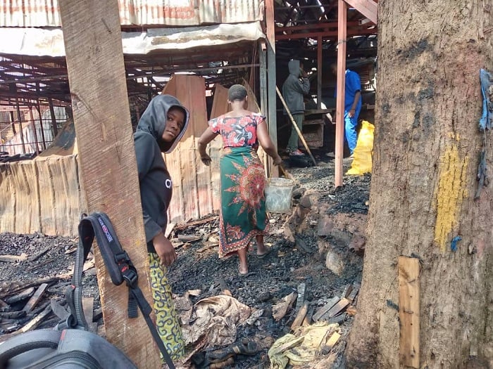Yankurije Laetitia arimo kuzimya ibicuruzwa byari byahindutse amakara