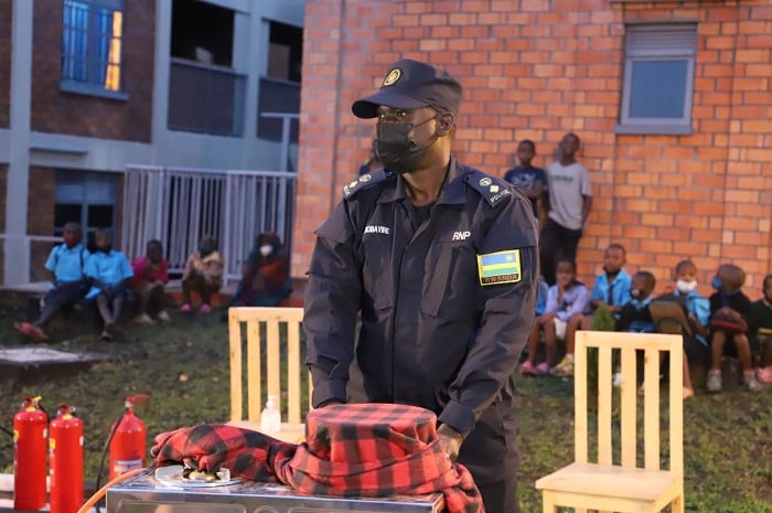 SSP Jean Pierre Kanobayire ukuriye Polisi mu Karere ka Musanze, asaba abaturage kwirinda inkongi no kujya bihutira gutabaza Polisi mu gihe babonye inkongi ifite ubukana