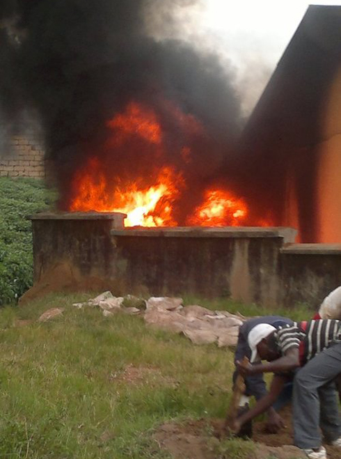 Abaturage barwana no kuzimya uyu muriro.