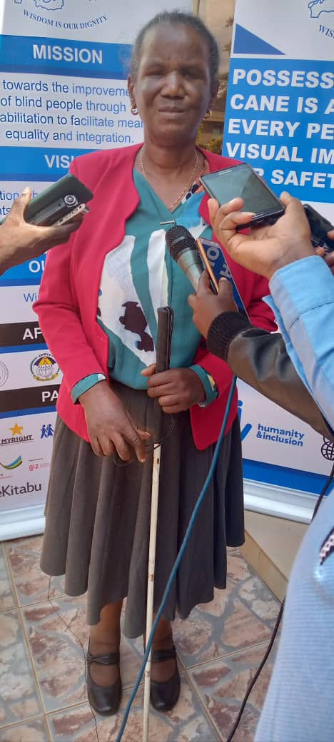 Dr Donatille Kanimba yitwaje inkoni yera