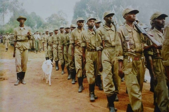 Kuva tariki ya 1 Ukwakira 1990, Inkotanyize zitangije urugamba rwo kubohora igihugu, benshi mu bari mu Rwanda batangiye gutotezwa bidasanzwe, bamwe bagafungwa abandi bakicwa