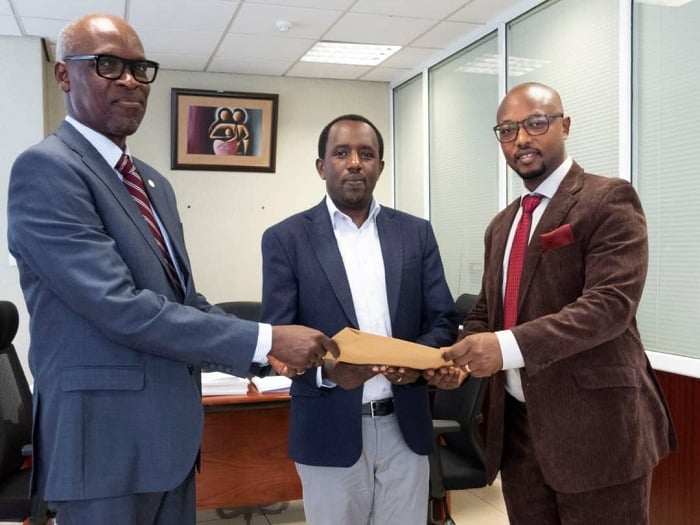Uhereye ibumoso: Grégoire Mushyirahamwe, PS muri MINEMA Philippe Habinshuti na Benoît Kalisa Bisamaza 