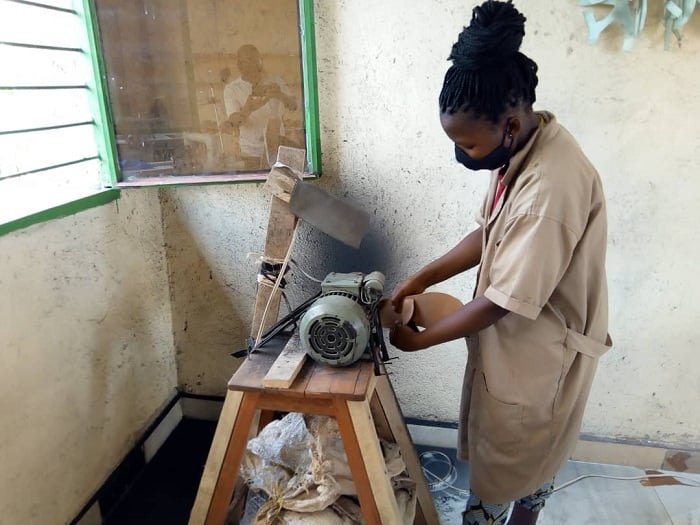 Uyu mukobwa ari kurangiza urukweto rwa Sandari y'abagore