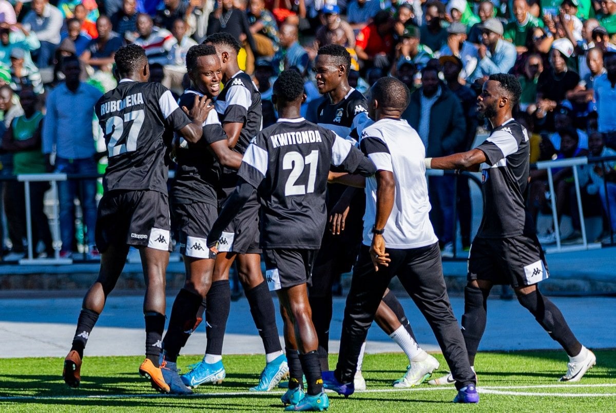 Abakinnyi ba APR FC bishimira igitego cya mbere cyatsinzwe na Nshuti Innocent