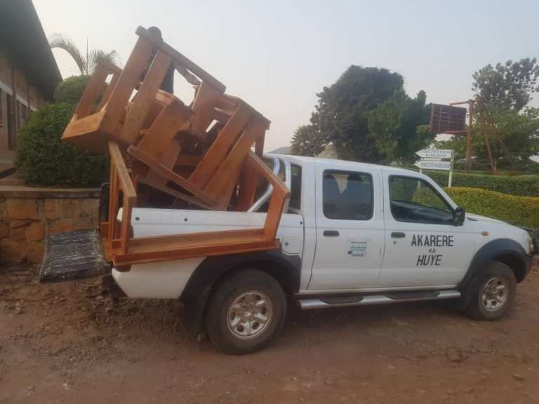 Kubera ko buri munyeshuri azicara ku ntebe wenyine, aho intebe zabaye nkeya zakuwe ku bigo bitazakorerwamo kugira ngo zongerwe ahabera ibizamini