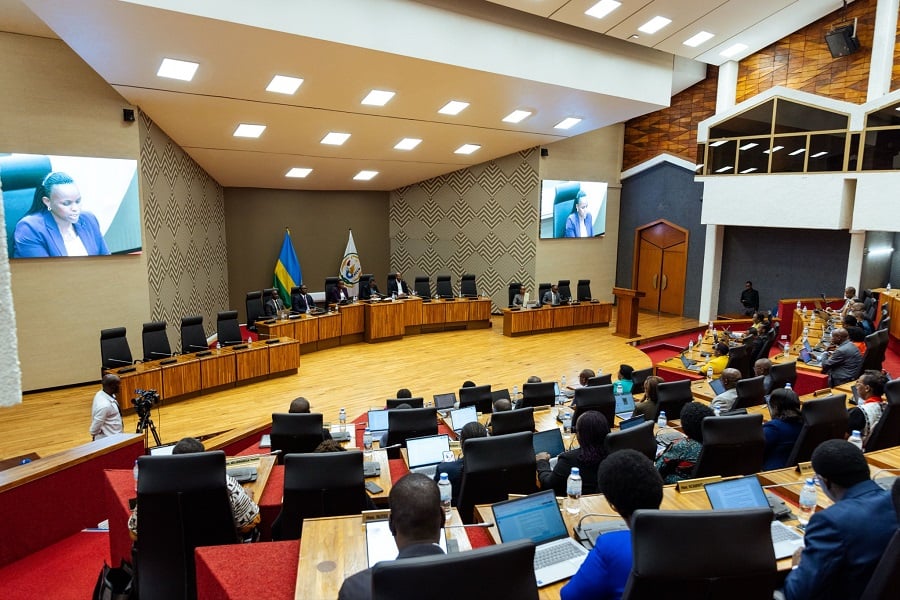 Abadepite mu kiganiro na Minisitiri Habimana