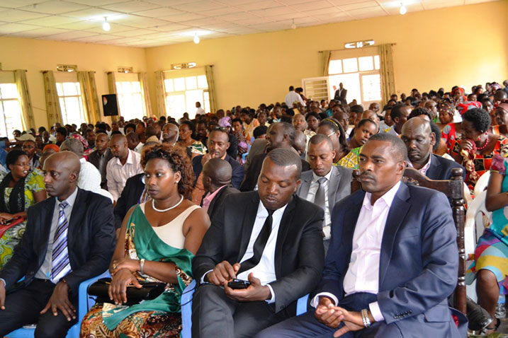 Inteko itora yari igizwe n'abantu 318.