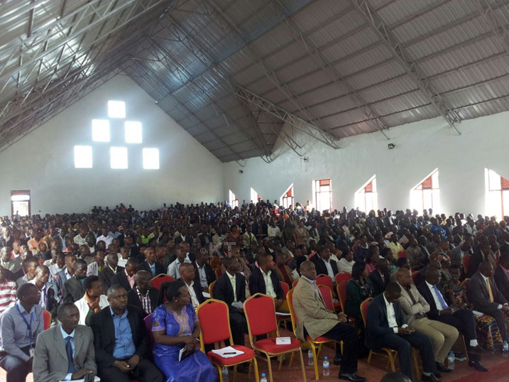 Basabwe kuva mu biro bakegera abaturage kuko ibibazo byose bahura na byo bituruka ku burangare.