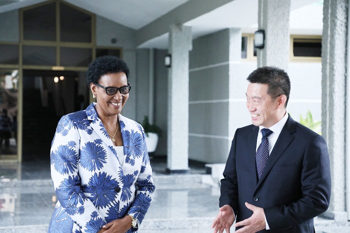 Hon Mukabarisa Donatille aganira na Amb Wang Xuekun 