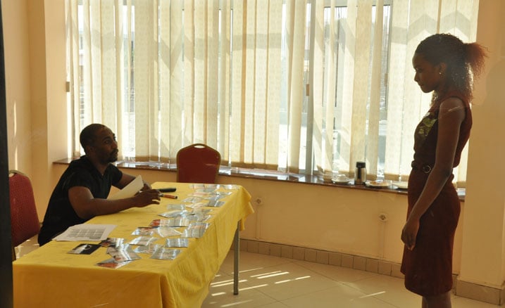 Aha byari bikomeye, ibazwa ryatangiye, uyu arasubiza ibibazo ngo ashakishe itike yo kumujyana muri Afurika y'Epfo muri BBA