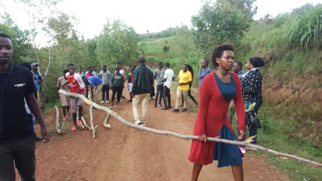 Intore ziri ku rugerero mu Murenge wa Rutare mu Karere ka Gicumbi zikorera ibiti byo kubakira umuturage utishoboye