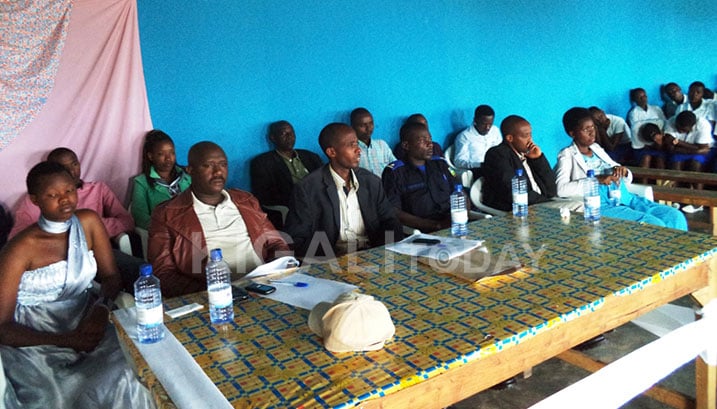 Mwiseneza (uwa kabiri ibumoso) yasabye abanyeshuri kubana mu mahoro bakirinda ingengabitekerezo ya Jenoside.