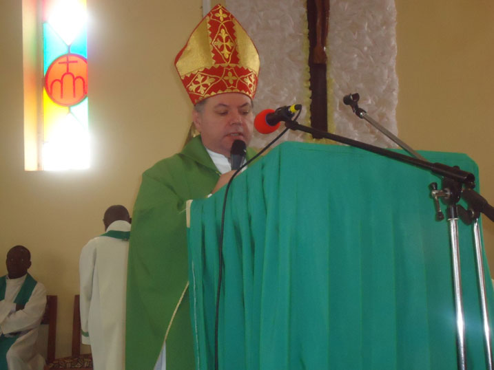 Intumwa ya papa mu Rwanda Russo Ruciano atura igitambo cya Missa muri katedarare ya Byumba.