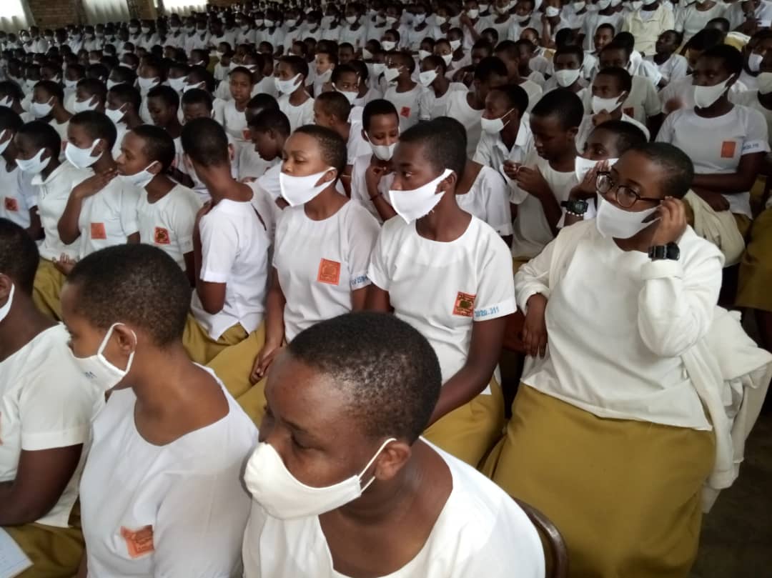 Abana bo mu ishuri NDP Karubanda bakurikiye ubuhamya bw'Intwari y'Imena, Prisca Uwamahoro