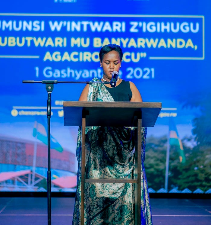 Minisitiri w'urubyiruko n'umuco, Rosemary Mbabazi, kuri uyu munsi yashishikarije Abanyarwanda gukomeza kuzirikana no gusingiza Intwari z'u Rwanda, aho bari mu rugo, barushaho gutoza abato indangagaciro z'ubutwari