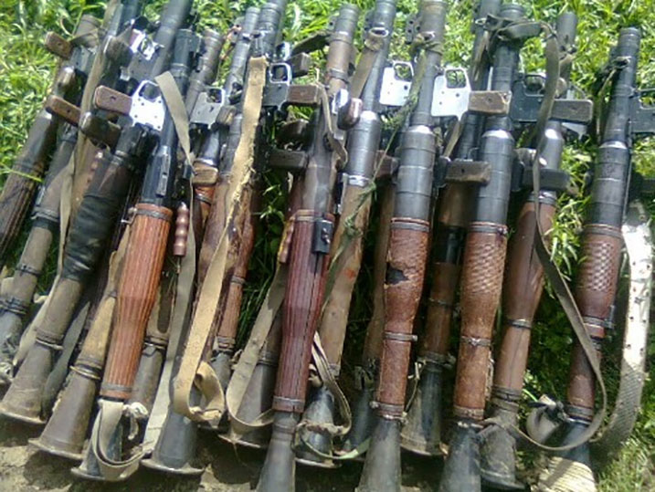 Zimwe mu ntwaro abarwanyi ba M23 bambuwe nyuma yo guhungira mu Rwanda.