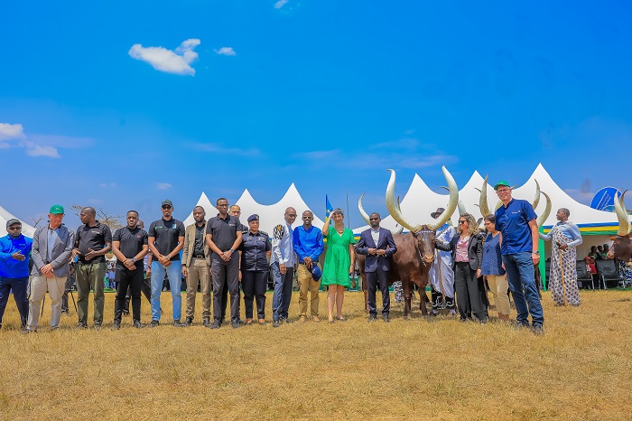 Bamwe mu bitabiriye imurikabikorwa bifotoranyije n'inyambo