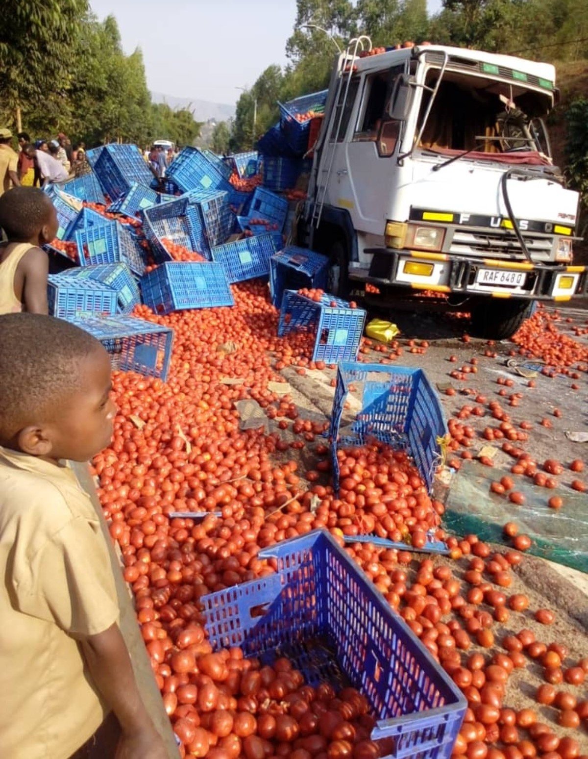 Inyanya zari mu modoka ya Fuso zangiritse zinyanyagira mu muhanda