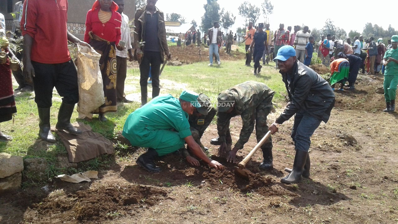 Inzego zishinzwe umutekano zifatanyije n'abaturage mu muganda wo gusoza ukwezi nk'ibisanzwe