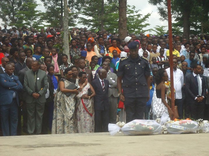 Bunamira abashyinguye mu Rwibutso rwa Jenoside rwa Kinazi.