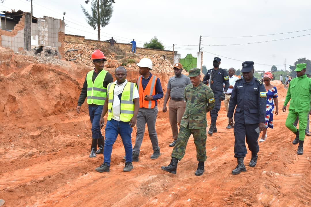 Inzego z'umutekano n'abayobozi b'Akarere batambagiye uwo muhanda ngo barebe uko ugiye kubakwa