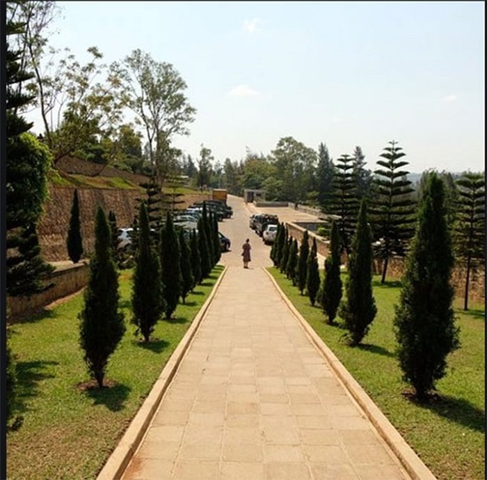 Inzira ijya kuri Amphitheatre ni uku imeze