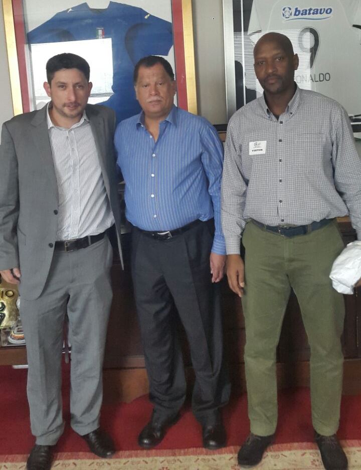 Uhereye i bumoso umunya Peru Eric Delafuente, Dr Danny Jordaan na Perezida wa Ferwafa Vincent Nzamwita mu biganiro i Johannersburg