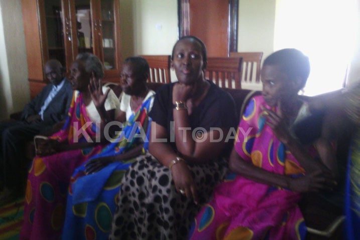 Mme Jeannette Kagame hamwe na bamwe mu bakecuru bagiye guhabwa amazi yo kubamo.