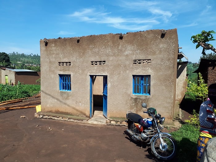 Inzu yavuyeho igisenge kubera kutakizirika kugisubizaho birahenda nyamara byakabaye byarakozwe mbere