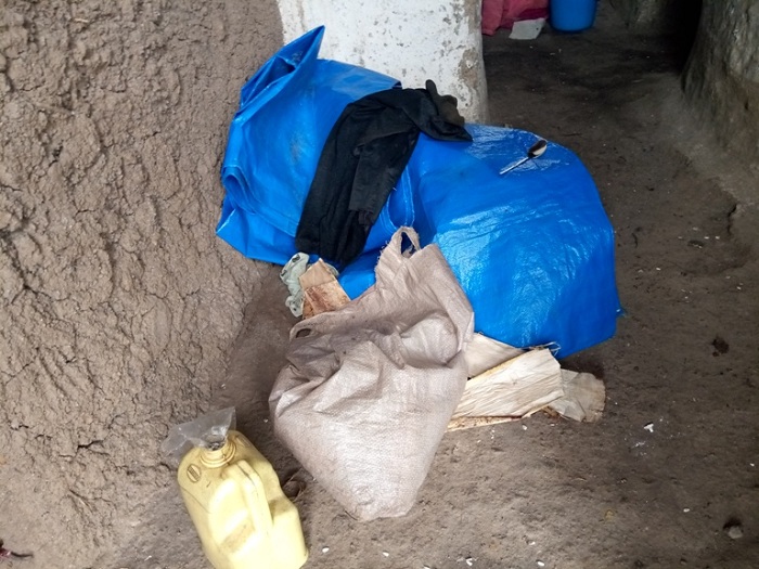 abatuye mu nzu z'amategura na zo zangiritse ibisenge usanga bikubiye mu gace kava bukenya, bakiyorosa shitingi