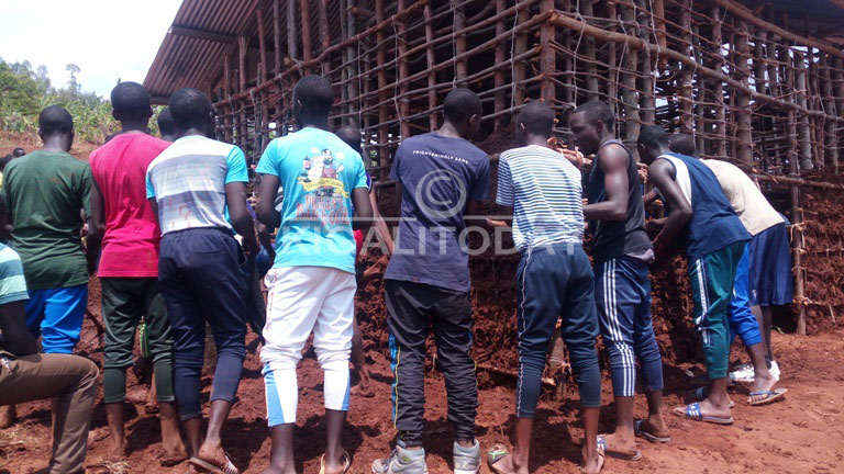 Abaturage bateraniye ku nzu ya Nzabakurana mu muganda