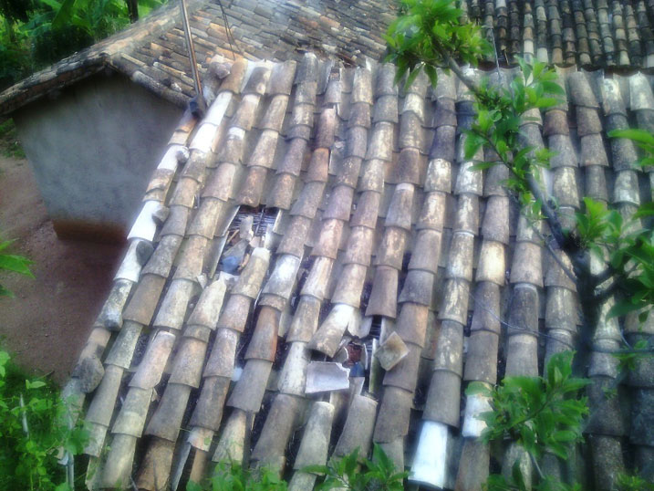 Inzu zo kwa Shyaka zose zigaragaraho amabuye hejuru akavuga ko ari aturuka muri kariyeri ya Fair Construction.