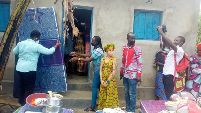 Ishimwe ashyikiriza umuturage metela yo kuryamaho