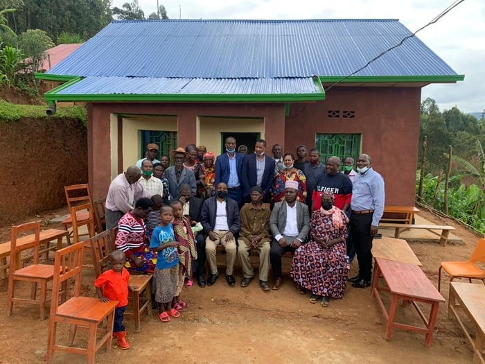 Ubwo bamushyikirizaga inzu nshya bamwuzurije